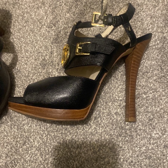 Michael Kors heels size 7 1/2M - Picture 3 of 3
